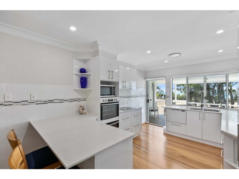 11 Esplanade, Point Vernon QLD 4655