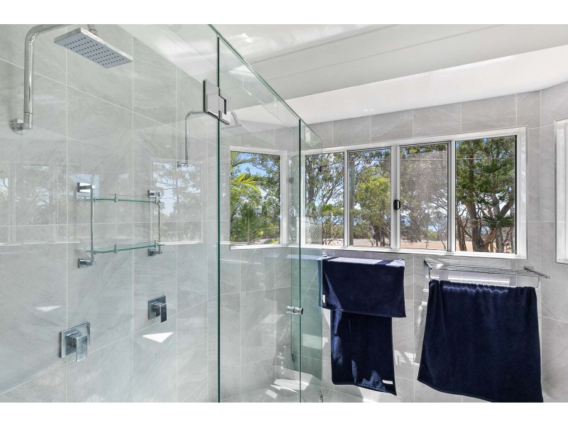 11 Esplanade, Point Vernon QLD 4655