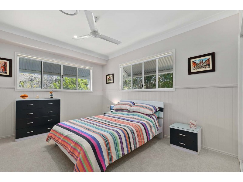 11 Esplanade, Point Vernon QLD 4655