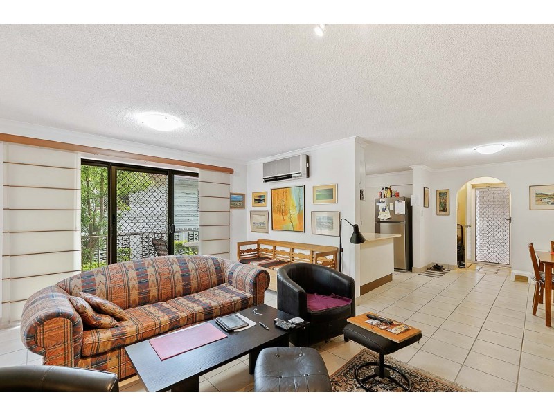 2/394 Esplanade, Torquay QLD 4655