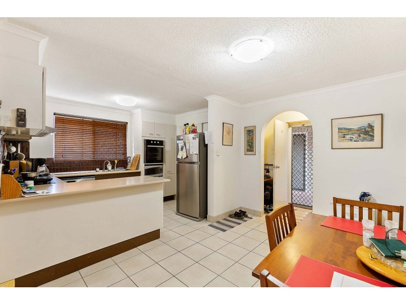2/394 Esplanade, Torquay QLD 4655
