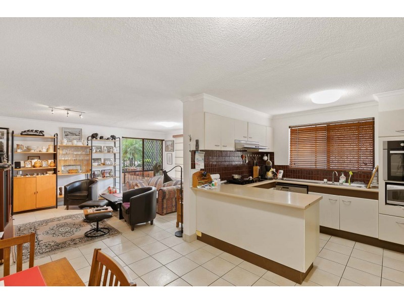 2/394 Esplanade, Torquay QLD 4655
