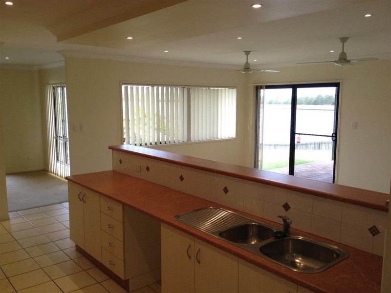 8 WHISTLER COURT, Eli Waters QLD 4655