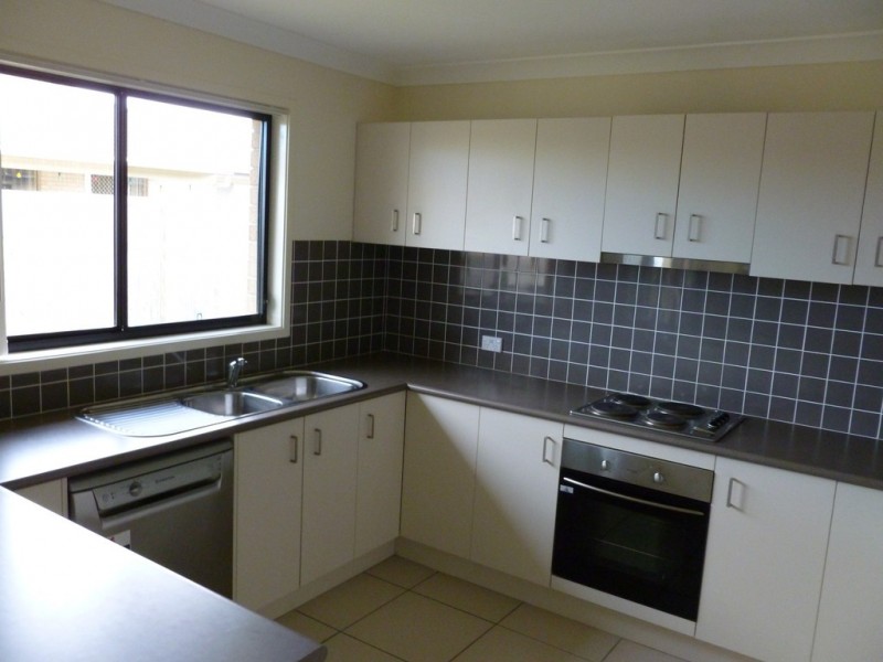 2 Mia Crt, Nikenbah QLD 4655
