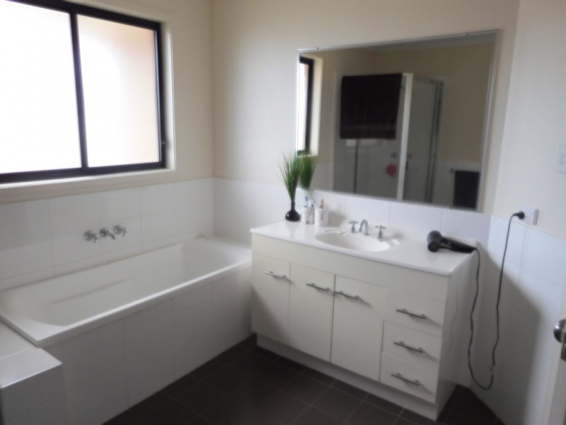2 Mia Crt, Nikenbah QLD 4655