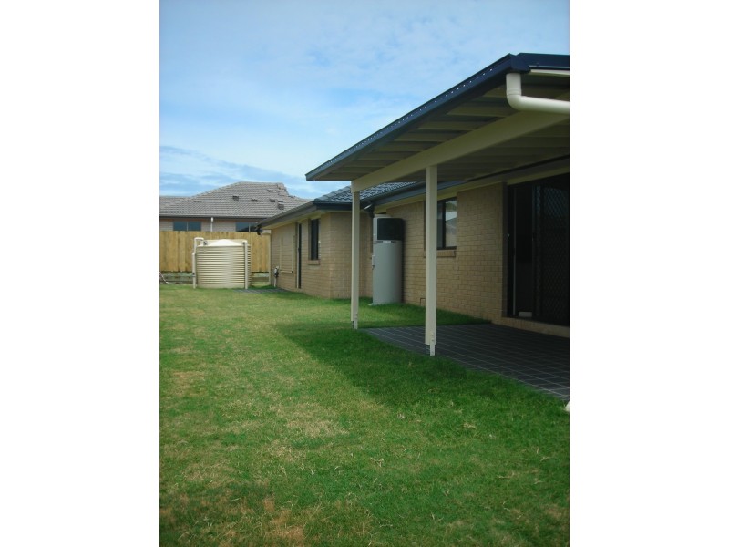 2 Mia Crt, Nikenbah QLD 4655