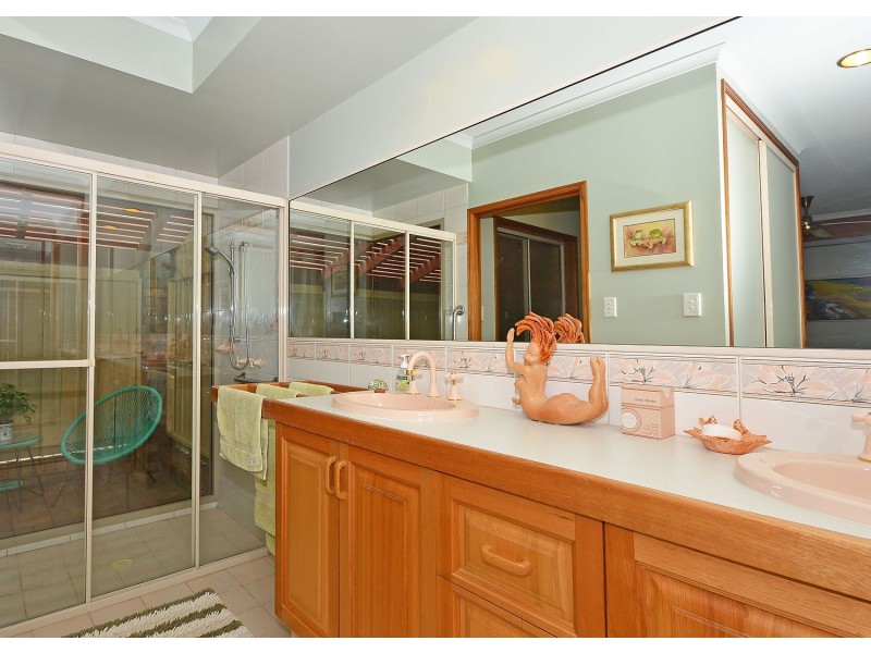 37 Bideford St, Torquay QLD 4655