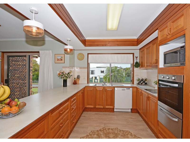 37 Bideford St, Torquay QLD 4655