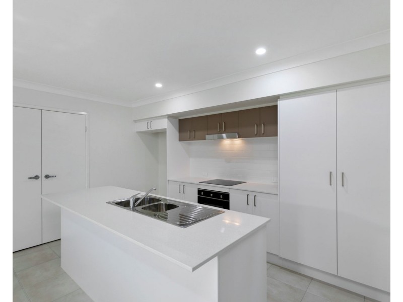 1/4 Senor Avenue, Urangan QLD 4655