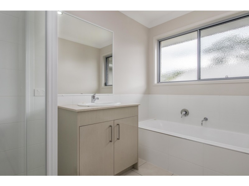 16 Steel Street, Nikenbah QLD 4655