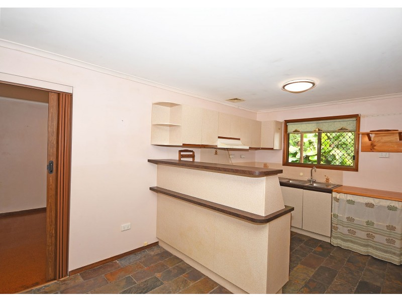 105 Limpus Street, Urangan QLD 4655