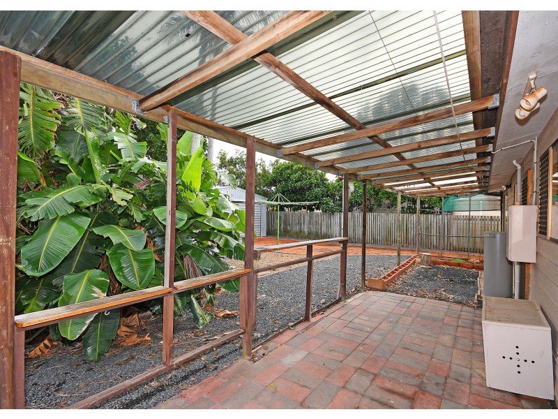 105 Limpus Street, Urangan QLD 4655