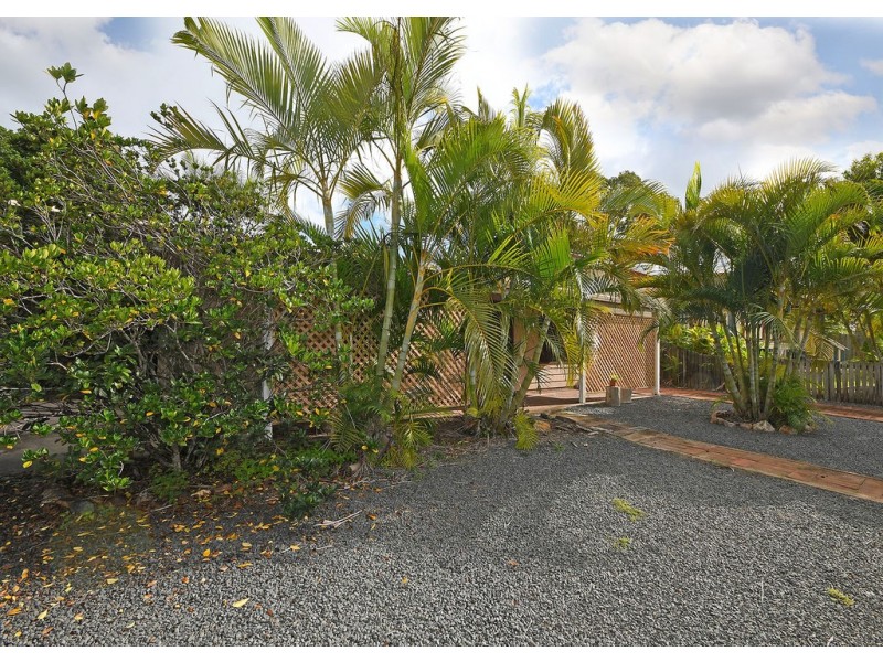 105 Limpus Street, Urangan QLD 4655
