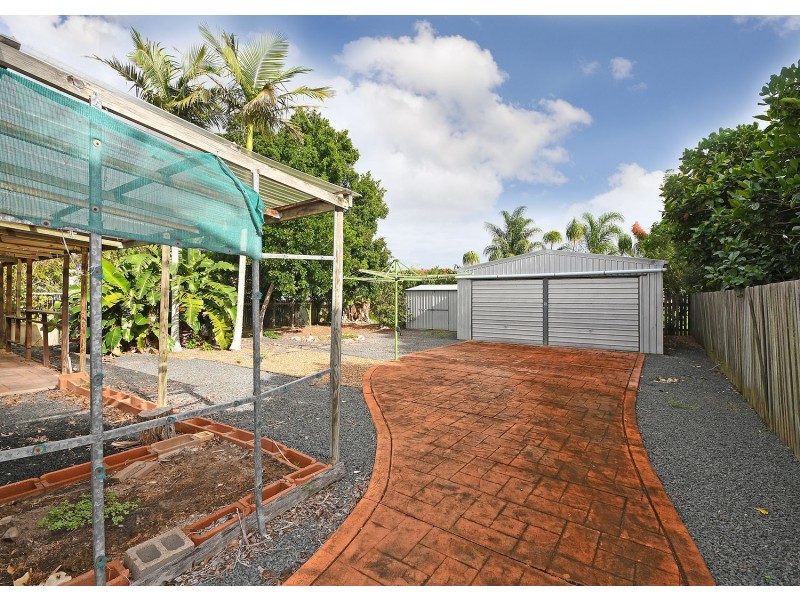105 Limpus Street, Urangan QLD 4655