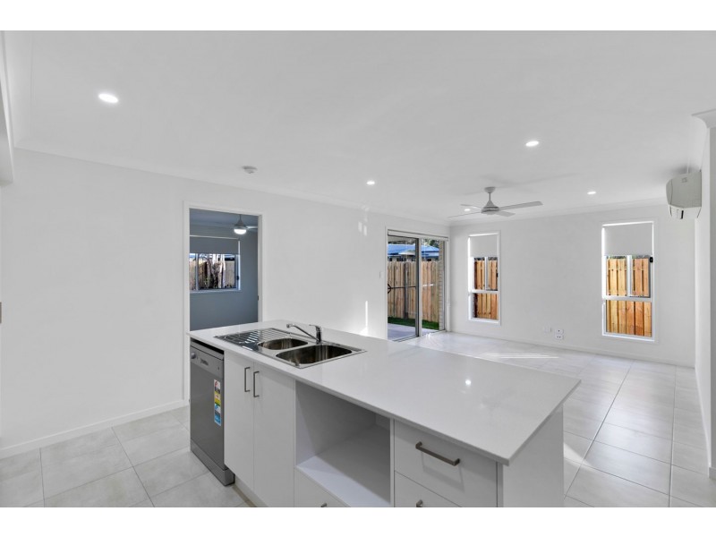 1/4 Senor Ave, Urangan QLD 4655