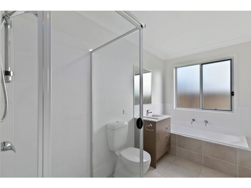 1/4 Senor Ave, Urangan QLD 4655