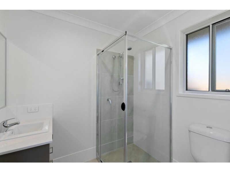 1/4 Senor Ave, Urangan QLD 4655