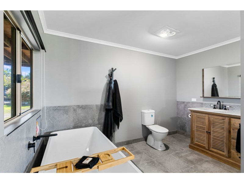 28 Woongoolbver Court, River Heads QLD 4655