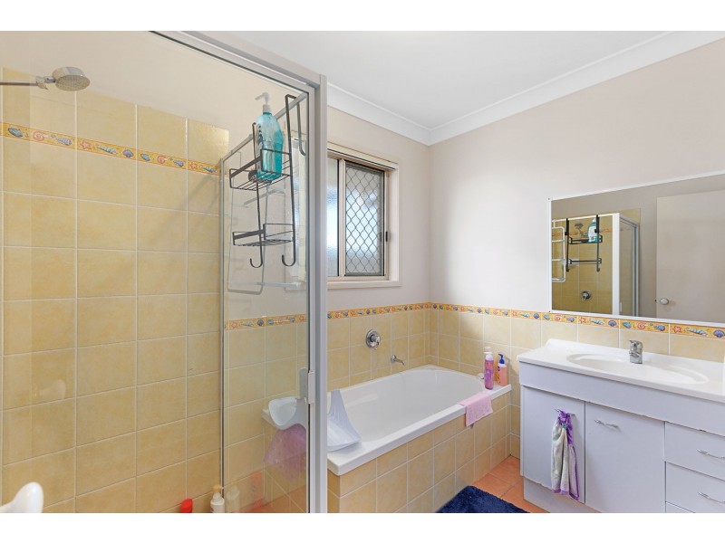 25 Archer Drive, Point Vernon QLD 4655