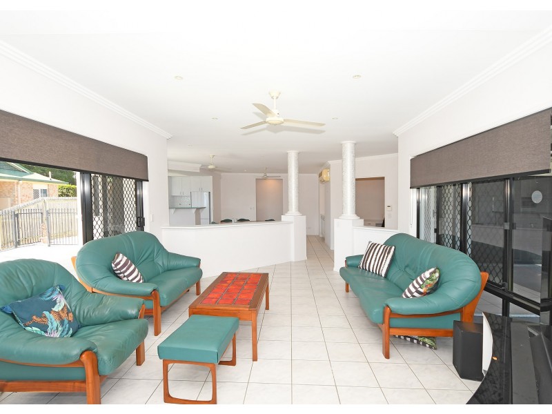 74 Esplanade, Point Vernon QLD 4655