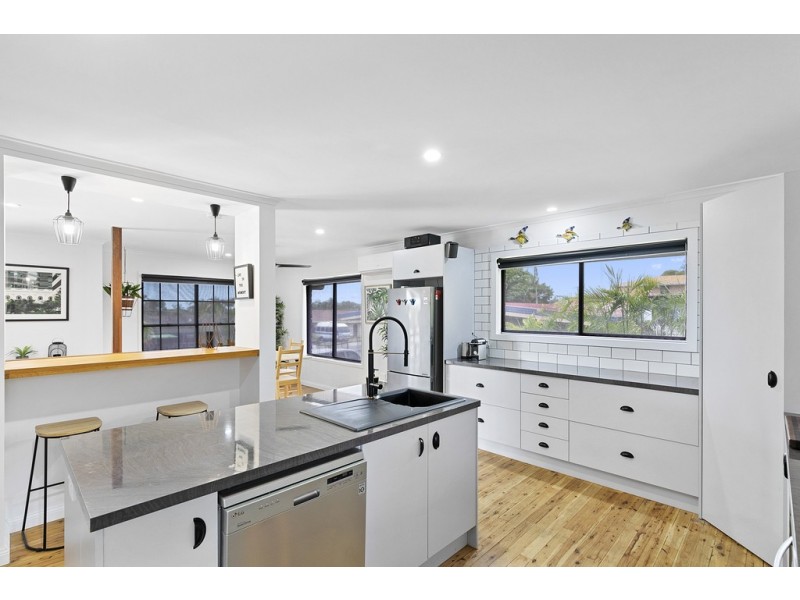 23 Holiday Parade, Scarness QLD 4655