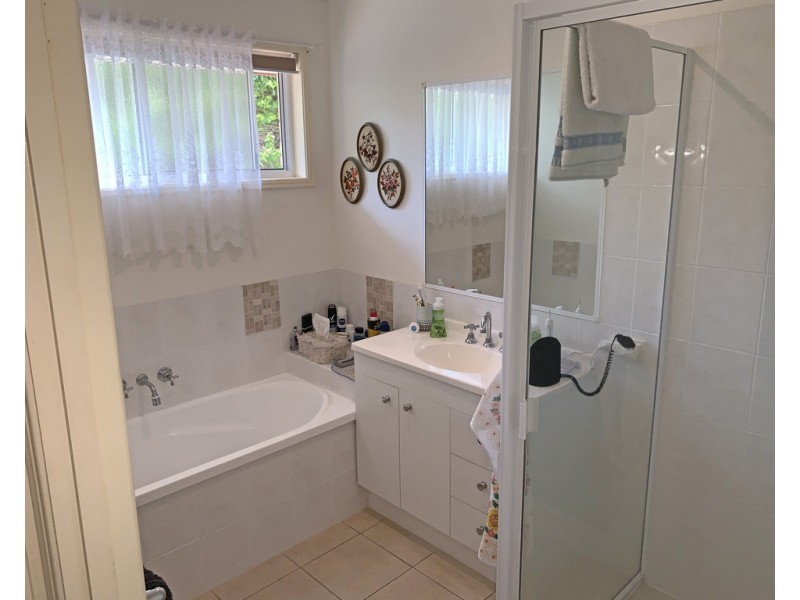 4 Benson Close, Urraween QLD 4655