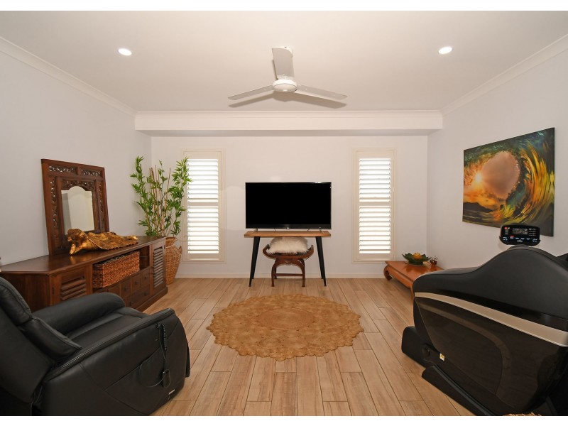 8 Chloe Court, Urangan QLD 4655