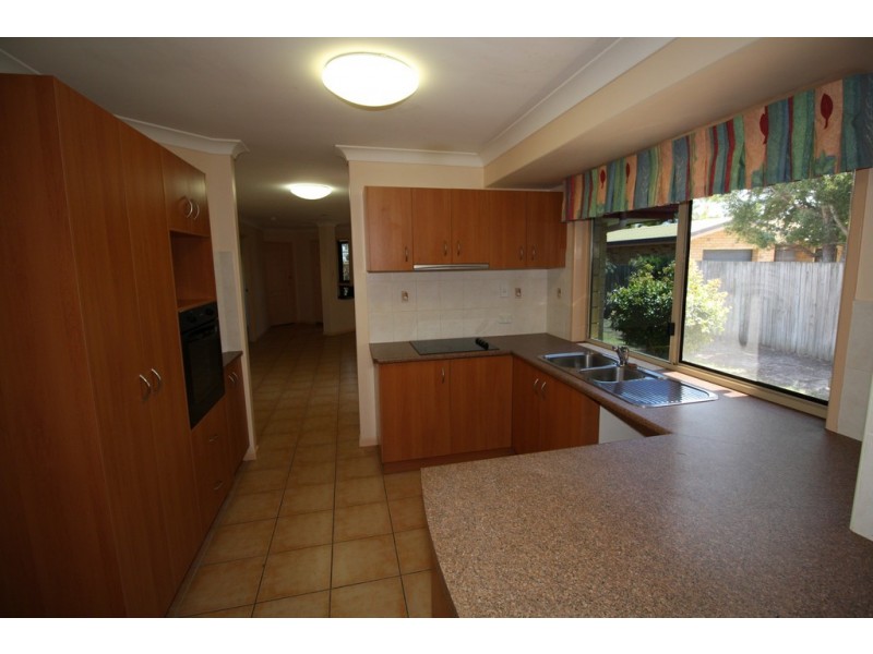 28 Limpus Street, Urangan QLD 4655