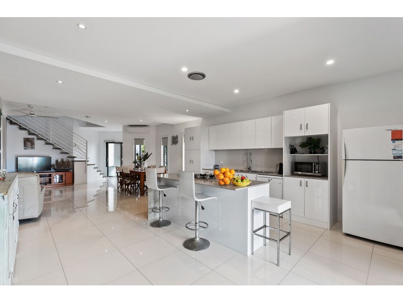 2/15 Jensen Drive, Urraween QLD 4655