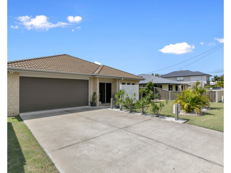 112 Limpus Street, Urangan QLD 4655