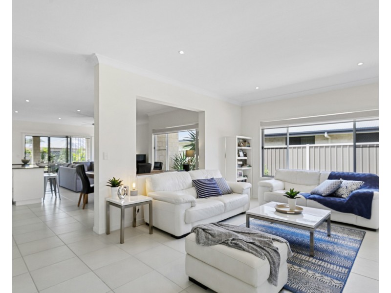 112 Limpus Street, Urangan QLD 4655