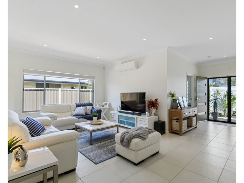 112 Limpus Street, Urangan QLD 4655