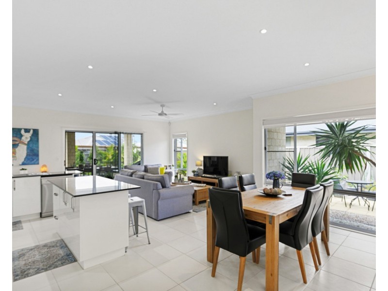 112 Limpus Street, Urangan QLD 4655