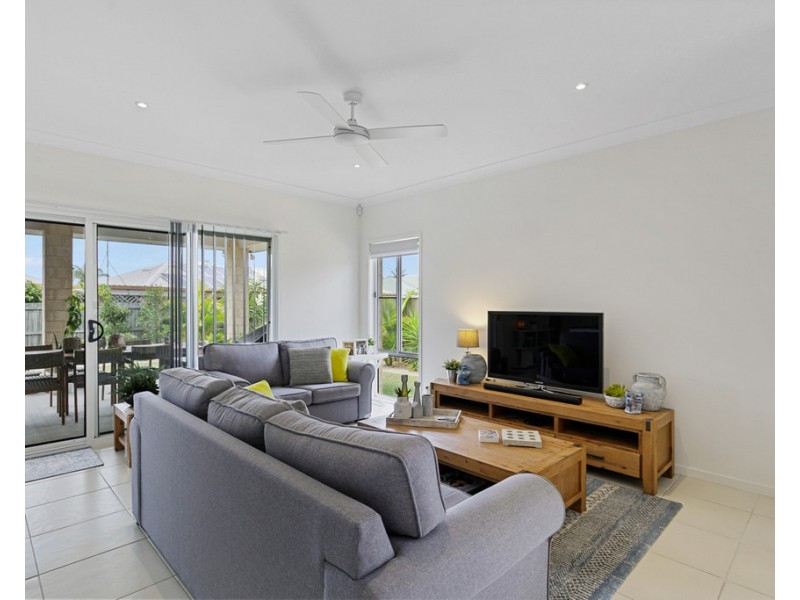 112 Limpus Street, Urangan QLD 4655