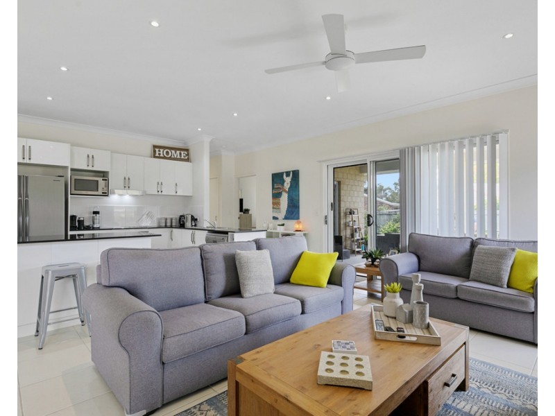 112 Limpus Street, Urangan QLD 4655