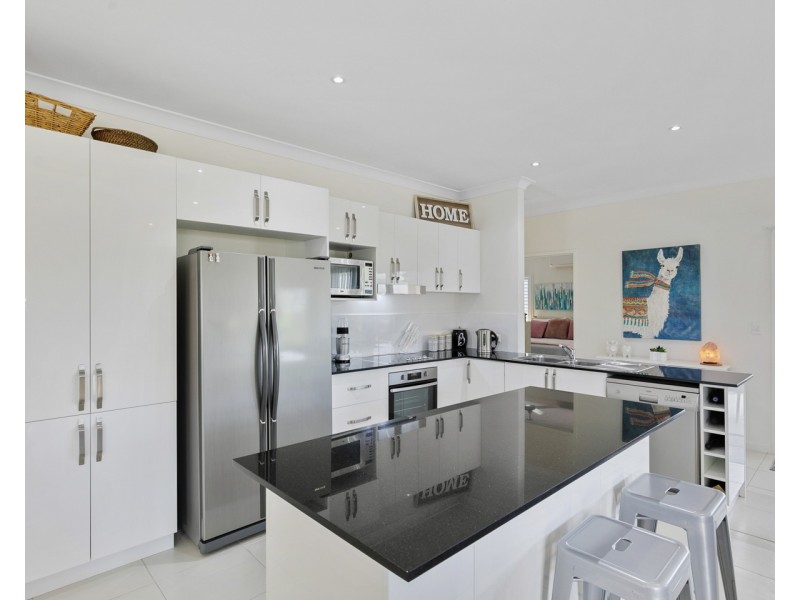 112 Limpus Street, Urangan QLD 4655