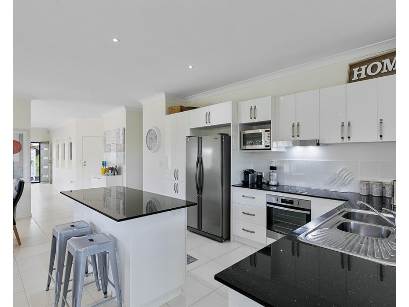 112 Limpus Street, Urangan QLD 4655