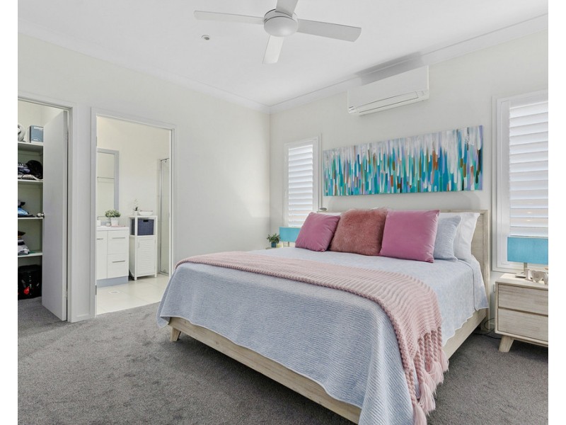 112 Limpus Street, Urangan QLD 4655