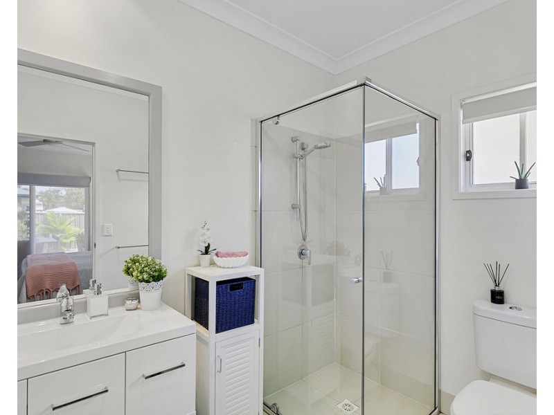 112 Limpus Street, Urangan QLD 4655