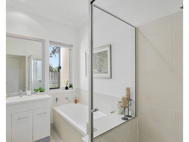 112 Limpus Street, Urangan QLD 4655