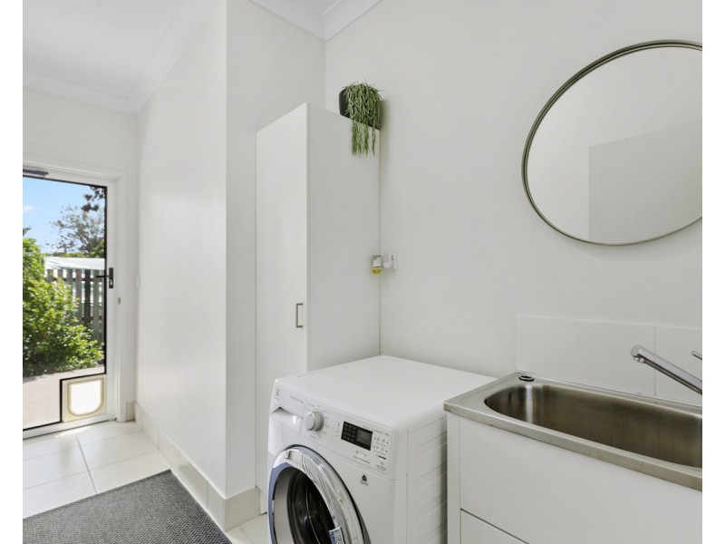 112 Limpus Street, Urangan QLD 4655