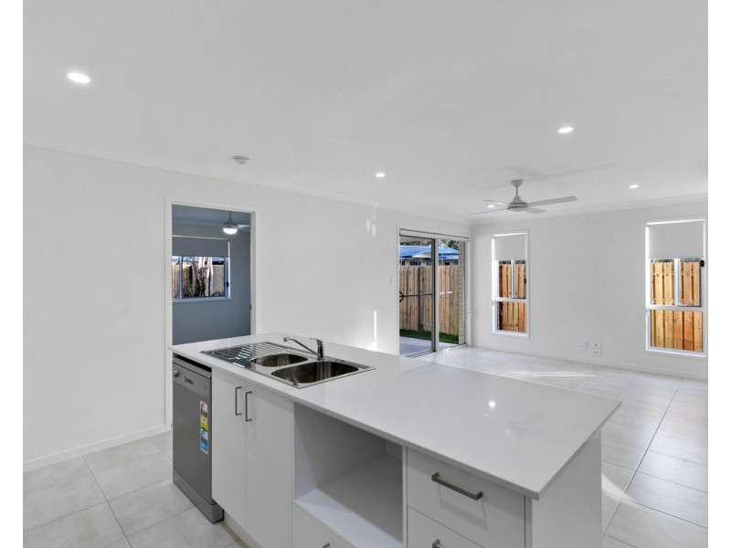 2/4 Senor Avenue, Urangan QLD 4655