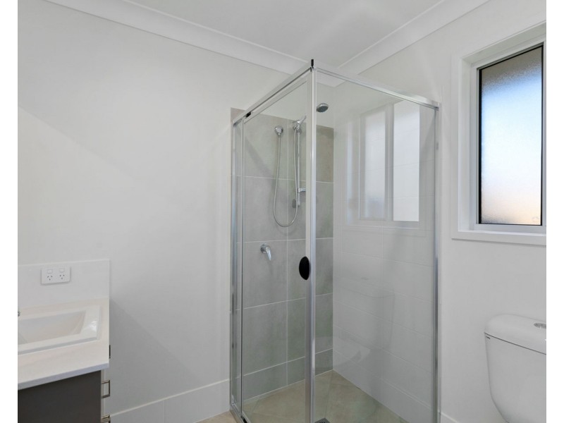 2/4 Senor Avenue, Urangan QLD 4655