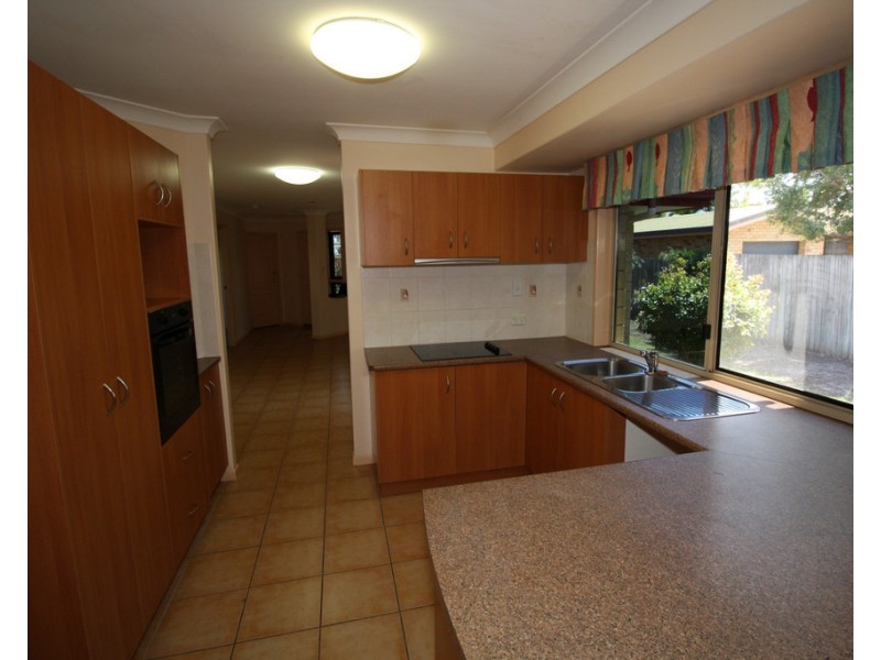 28 Limpus Street, Urangan QLD 4655