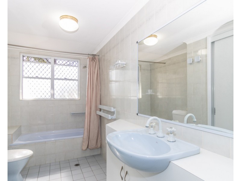 2/438 Esplanade, Torquay QLD 4655