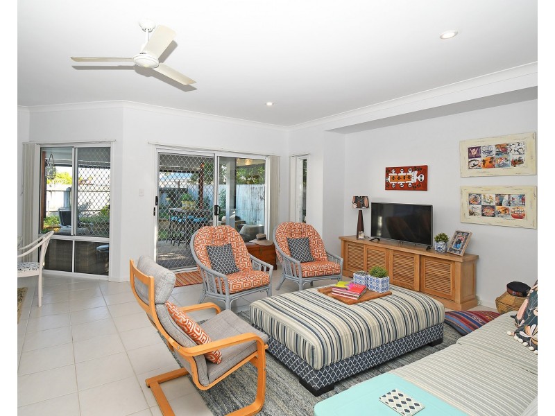 2/10 Beachside Court, Toogoom QLD 4655