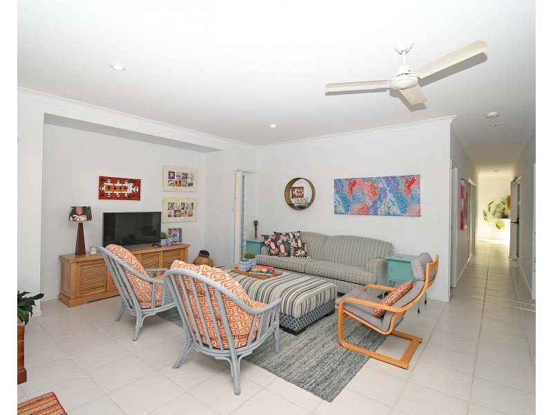 2/10 Beachside Court, Toogoom QLD 4655