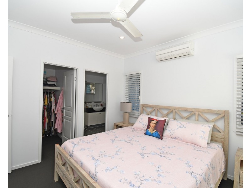 2/10 Beachside Court, Toogoom QLD 4655