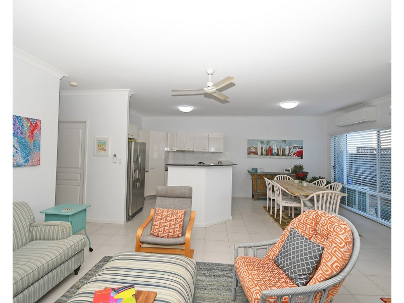 2/10 Beachside Court, Toogoom QLD 4655