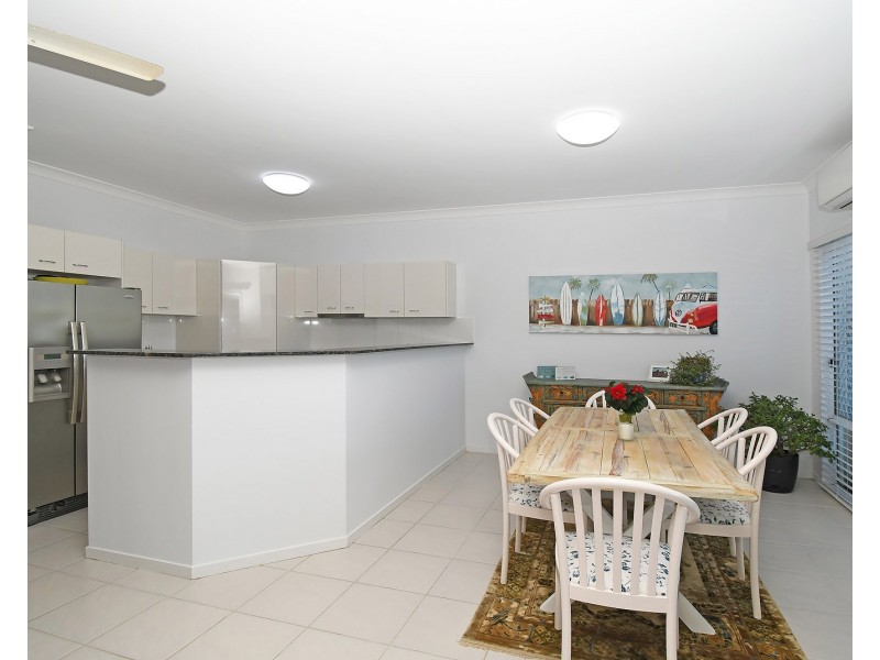 2/10 Beachside Court, Toogoom QLD 4655